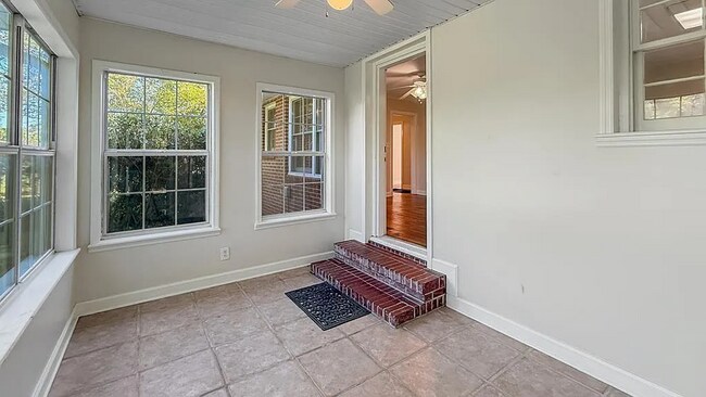 Building Photo - 2206 White Oak Dr