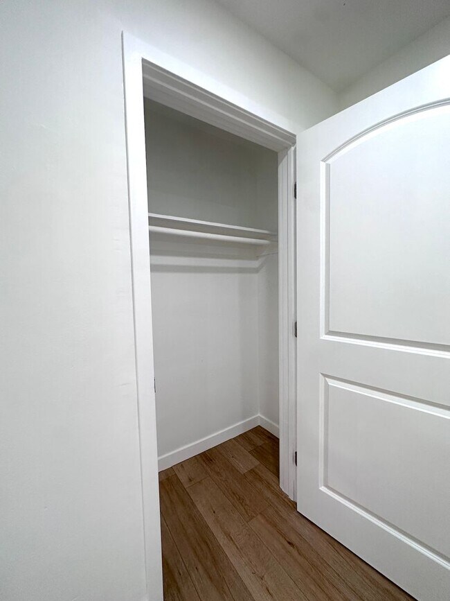 Building Photo - Updated Apartment Unit with Stylish Upgrades
