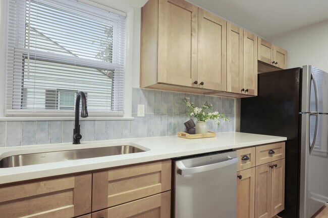 Building Photo - 1003 E Hopkins Dr