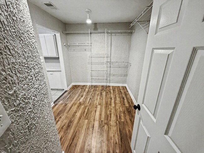 Building Photo - 987 Parkhaven Ln