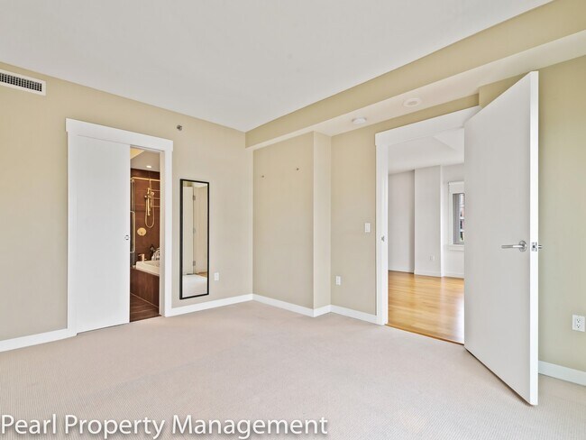 Building Photo - Waterfront Pearl - 1 bed/1.5 bath/den sw corner unit with parking/2 balconies/river view/most uti...