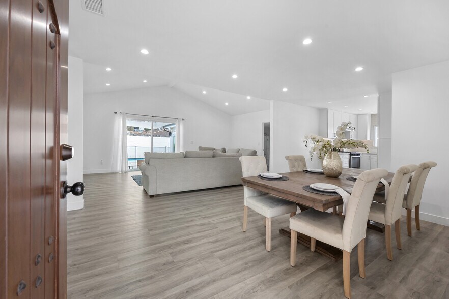 Building Photo - 18015 Collins St