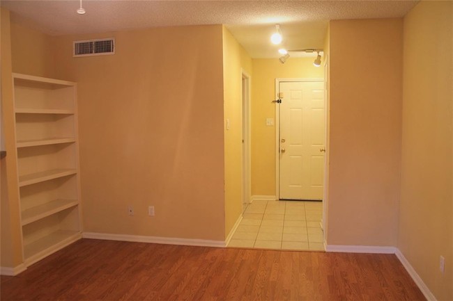 Building Photo - 11201 Lynbrook Dr
