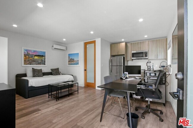 Building Photo - 1420 Stearns Dr