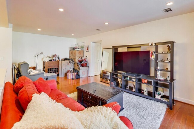 Building Photo - Light-filled 2bd/2ba right on S Four Mile Run $2850