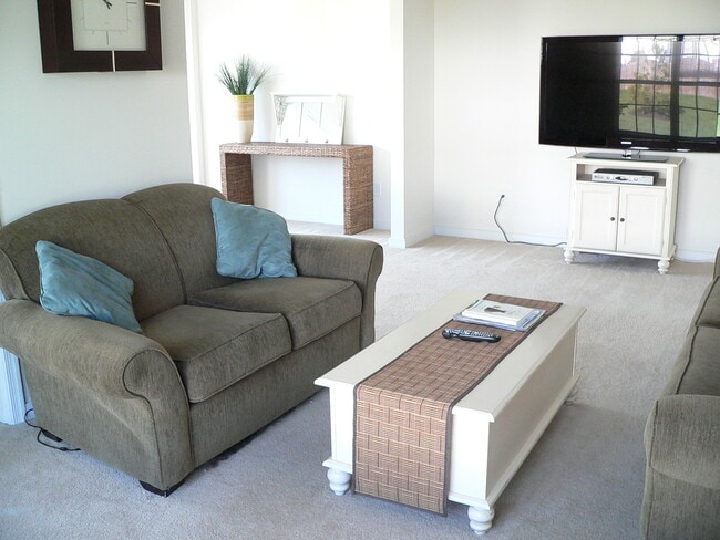 Building Photo - Spacious End Unit Town Home in Glen Allen