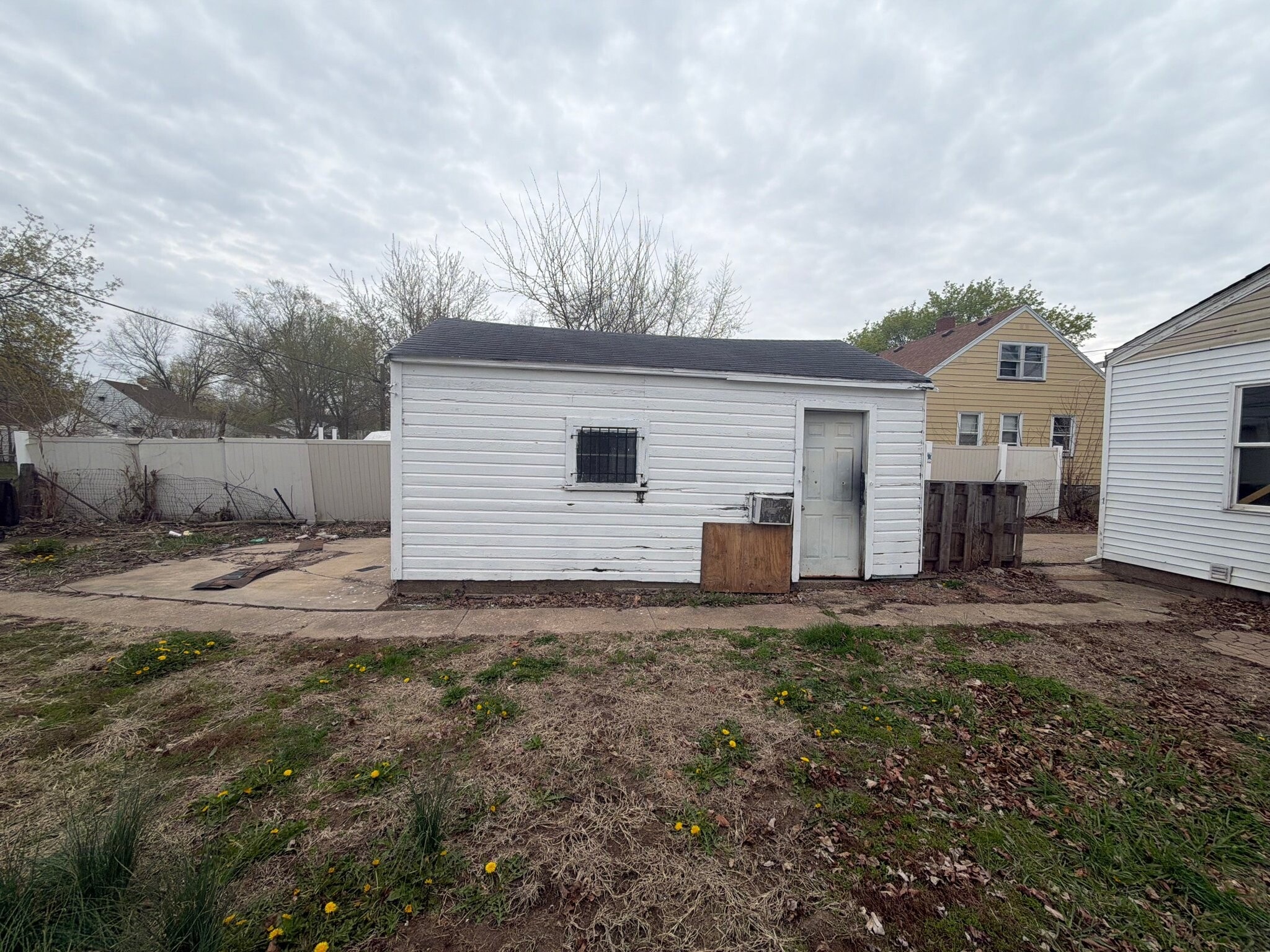 Building Photo - 1604 S Kneer Ave