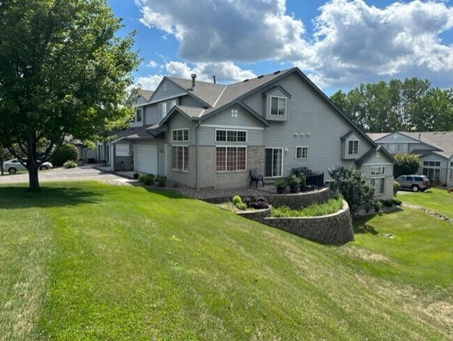 Building Photo - Very Spacious Townhome in great area in Apple Valley. Avail Oct 1
