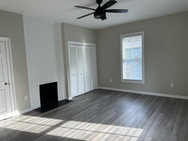 Building Photo - 218 College St