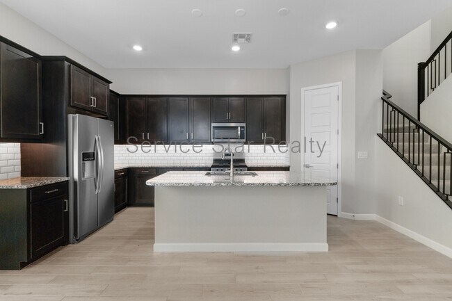 Building Photo - 5062 E Hartford Ave