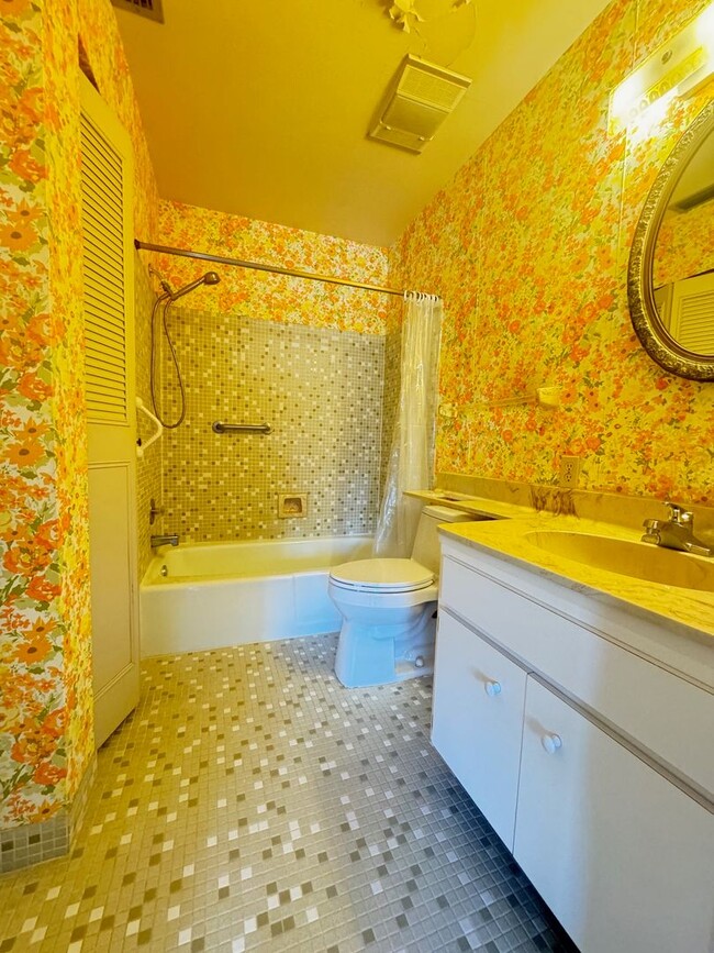 Building Photo - Unfurnished Townhouse Near Downtown Sarasota