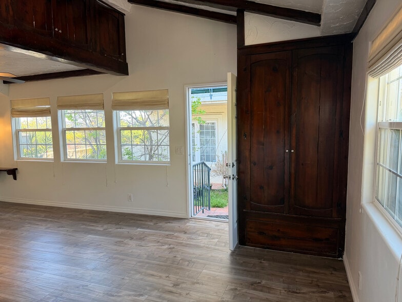 Building Photo - 12621 Victoria Ave