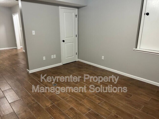 Building Photo - 33 Oak Ln