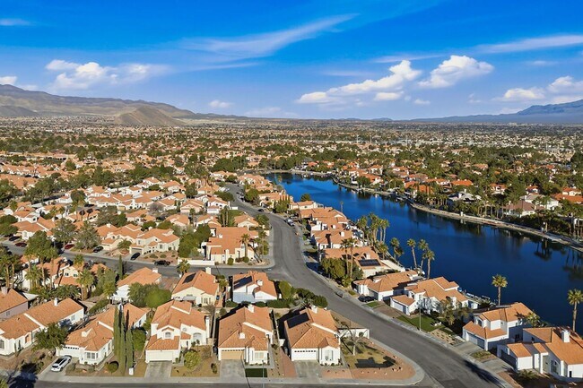 Building Photo - STUNNING DESERT SHORES MINUTES FROM THE LAKES!!!