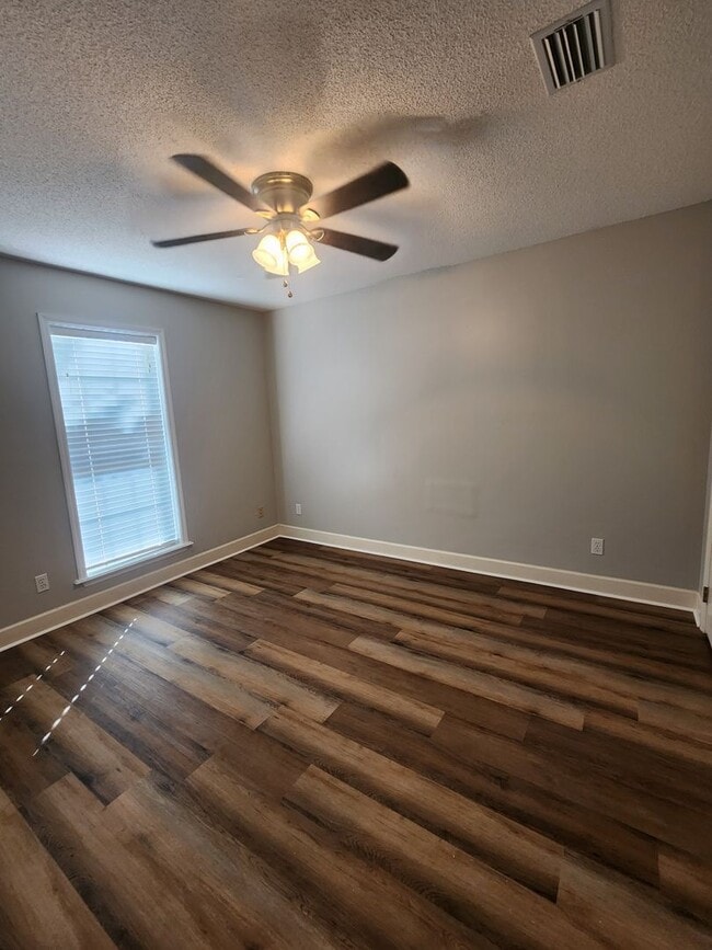 Building Photo - Spacious 4BR Home with New LVP Flooring an...