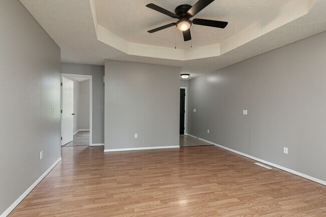 Building Photo - REMODELED 3 Bedroom | 2 Bathroom | 2 Car G...