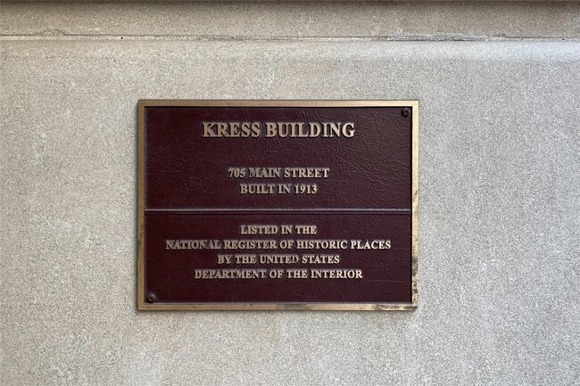 Building Photo - 705 Main St