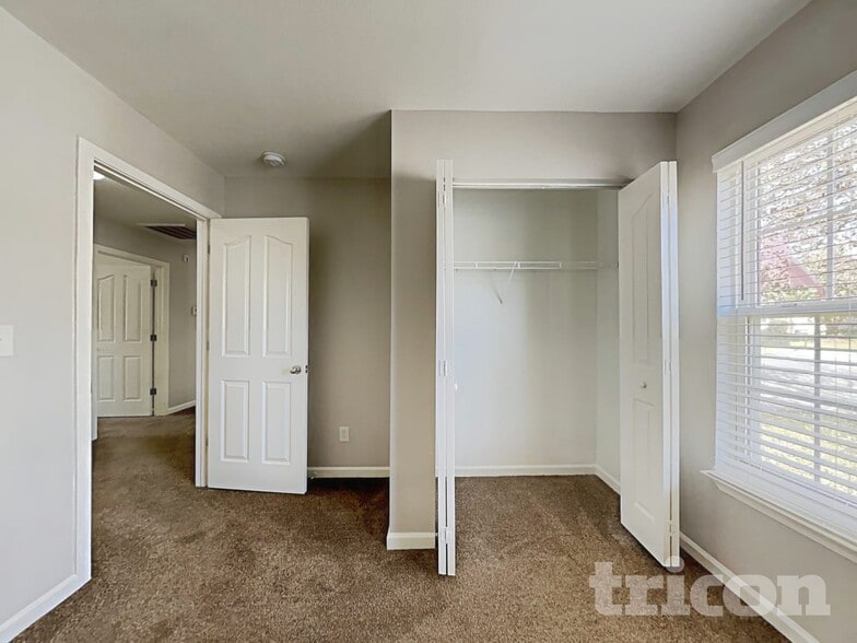 Building Photo - 10203 Green Hedge Ave