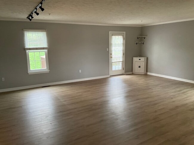 Building Photo - Large 3 Bedroom 2.5 bath townhome with additional finished room.