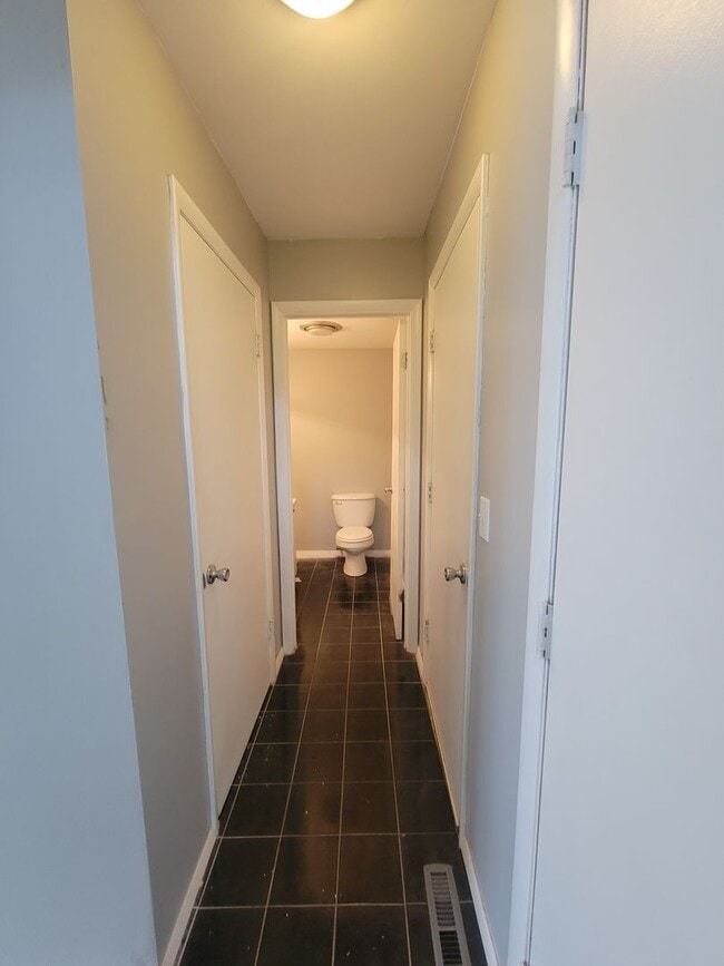 Building Photo - 2bed/1.5bath Condo near Robeson Elementary