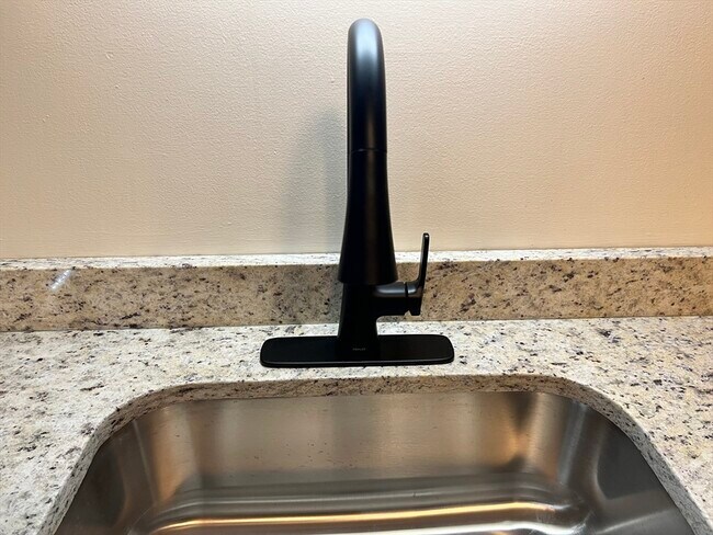 Building Photo - 1002 Paradise Rd