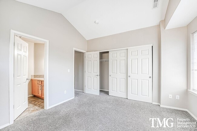Building Photo - Gorgeous Two Bedroom Townhome in Hillsboro!