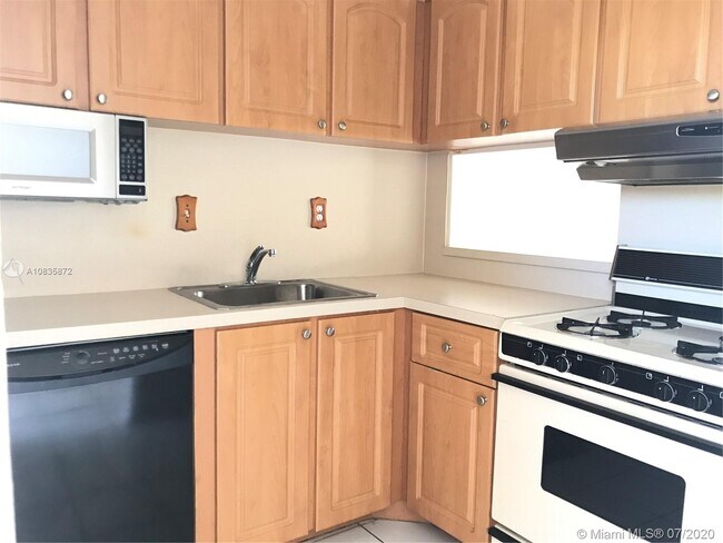 Primary Photo - 6886 N Kendall Dr