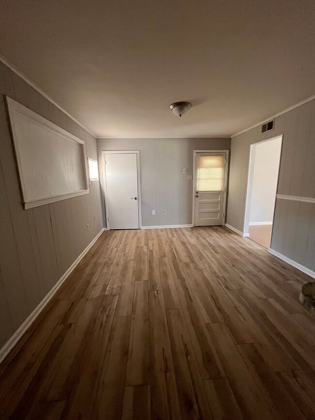 Building Photo - Great Property in quite Neighborhood