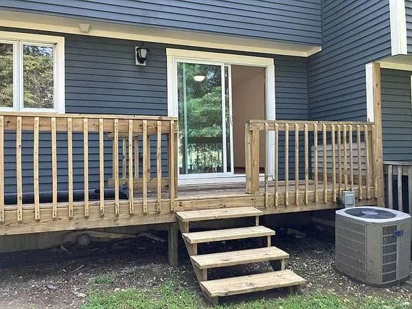 Building Photo - 3 bed 1 1/2 bath 4 level townhome availabl...