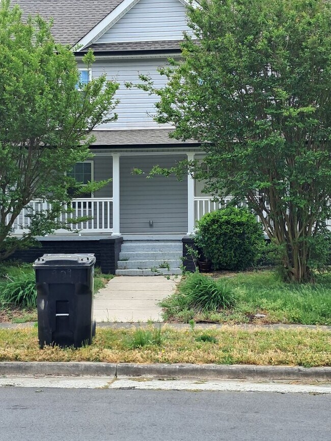 Building Photo - 909 Washington St