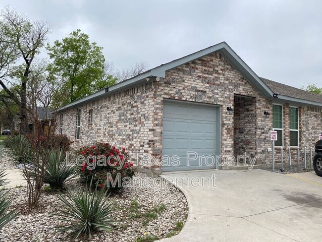 Building Photo - 301 E Willingham St