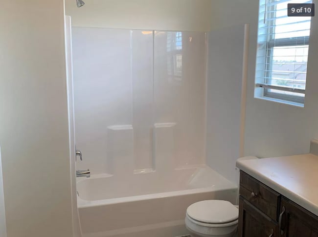 Building Photo - Stunning 3 bedroom, 2.5 bathroom