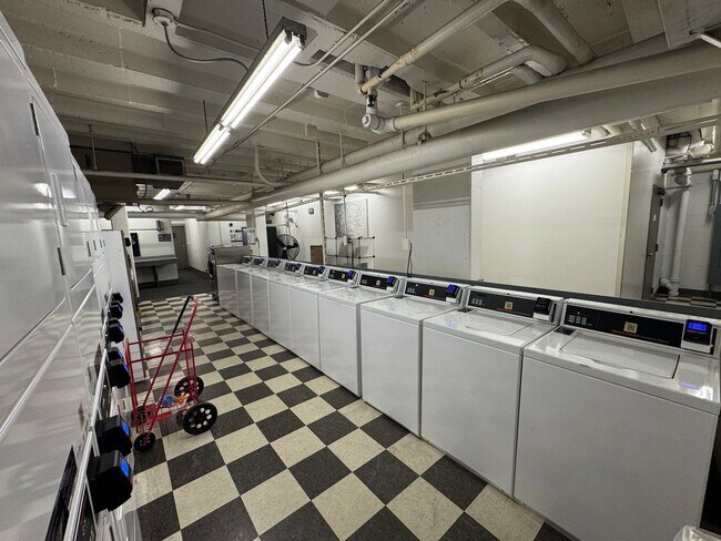 Building Photo - 11820 Edgewater Dr