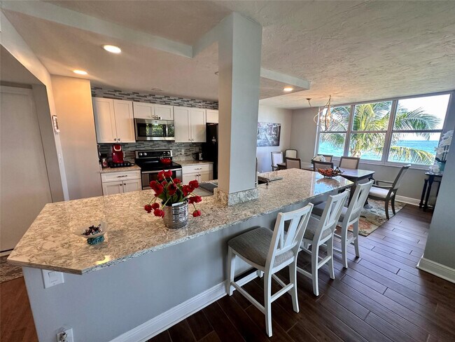 Building Photo - 1147 Hillsboro Mile