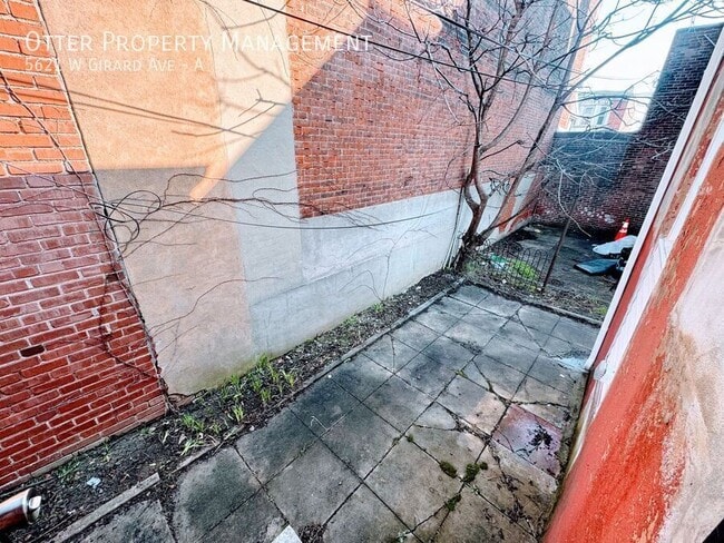 Building Photo - 5621 W Girard Ave