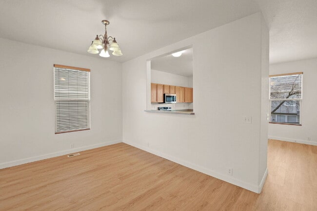 Building Photo - Well maintained pet friendly townhome, close to downtown.