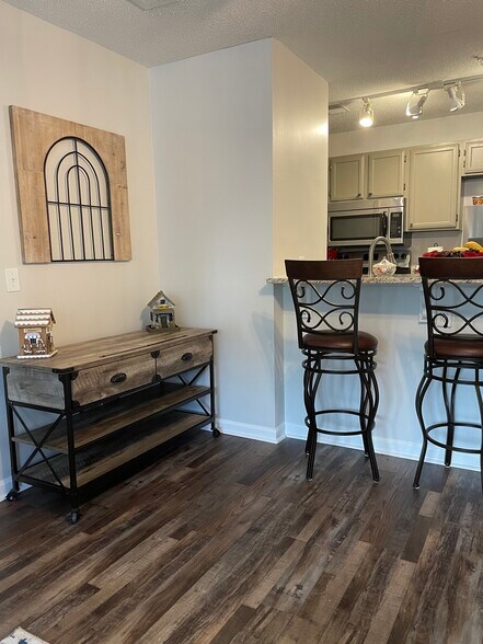 Living area/kitchen - 900 Taylor St