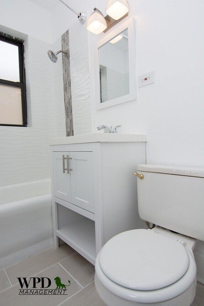 Building Photo - 3 bedroom in Chicago IL 60620