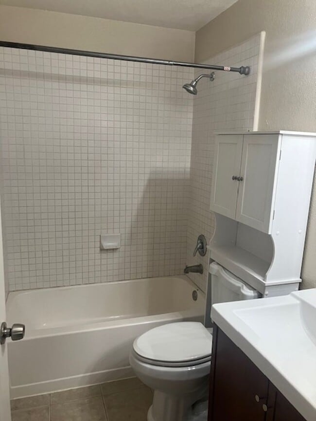 Building Photo - Great One Bedroom Condo in Monterey
