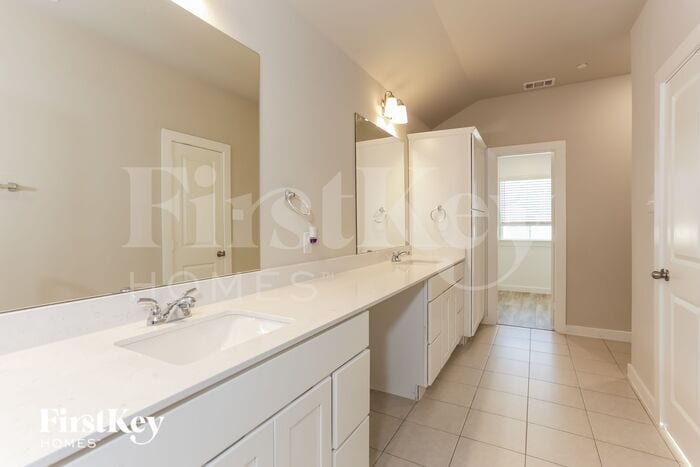 Building Photo - 325 Nima Ln