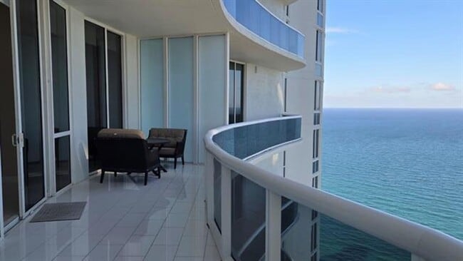 Building Photo - 15811 Collins Ave