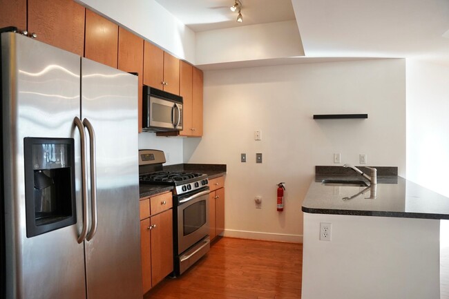 Building Photo - Amazing 1 BR/1 BA Corner Penthouse Condo i...