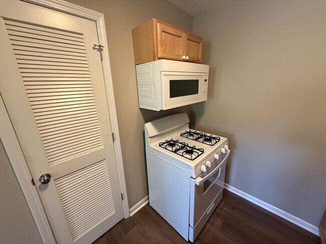 Building Photo - 213 N Ann St