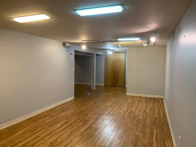 Building Photo - O1100-1106