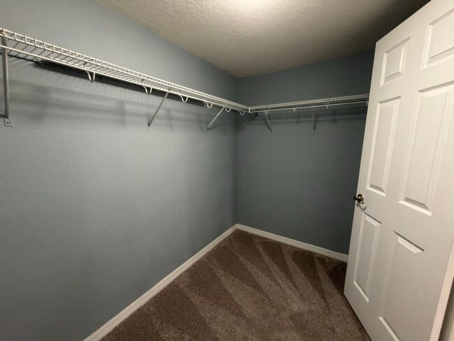 Building Photo - 5-Bed / 4.5 Bath Pool Home Available Now!