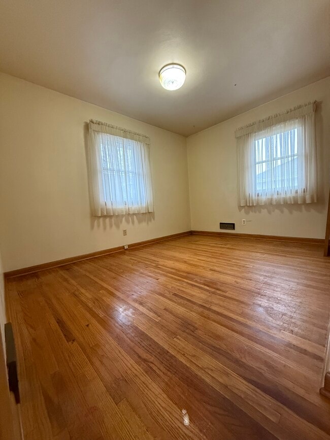 Building Photo - 138 21st Ave S