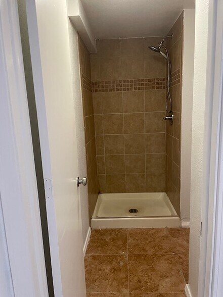 Building Photo - 7570 S Cove Cir