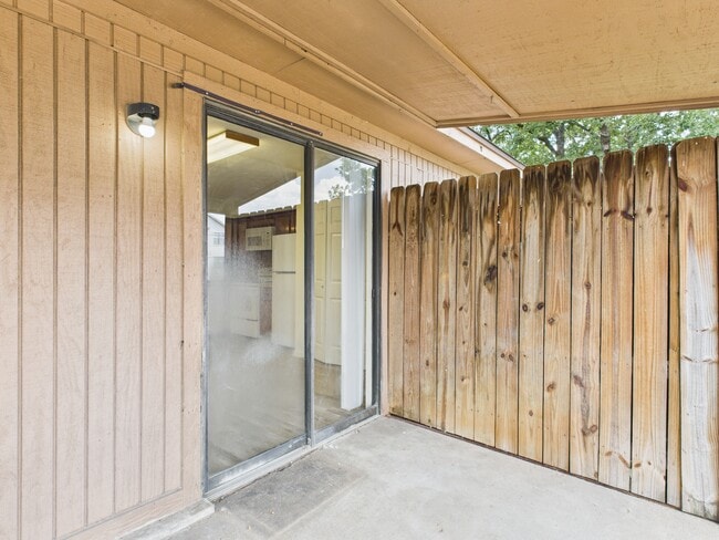 Building Photo - 1802 Woodsman Dr