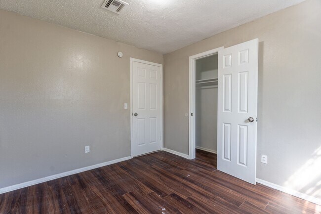 Building Photo - Charming 5-bedroom, 1.5-bathroom home