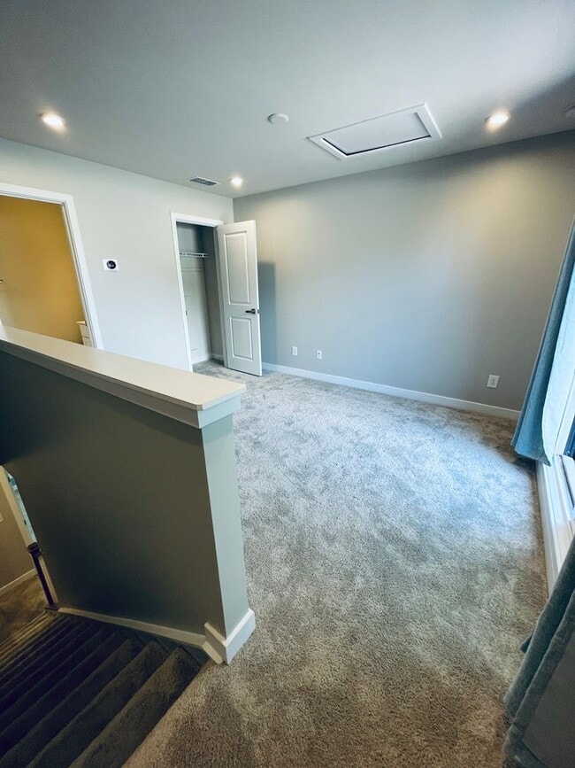 Building Photo - Sophisticated and Spacious 3BR-3.5 Bath To...